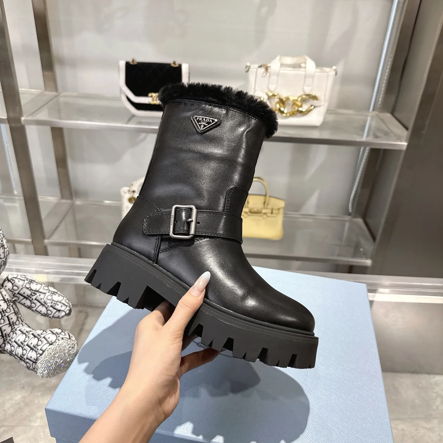 👟👟Ex-factory price 700👟👟 🔥Heavyweight🔥4050 Prada/PRADA autumn and winter snow boots counter new thick-soled anti-ski boots warm wool short boots, the same style as PRADA autumn and winter T-stage catwalk catwalk celebrity stars, original 1:1 replica, high-quality quality! The top version is comfortable on the feet and makes you look slimmer, elegant and intellectual! It is a rare pair of comfortable and warm casual snow boots! ❶Fabric: High mercerized cow suede/first layer cowhide ❷Lining: %100 pure wool imported from Australia ❸Feet: %100 pure wool imported from Australia ❹Outsole: Original TPU foam bottom Four-color women's sizes: 36–42. Complete packaging, with certified pure cotton bag after-sales service card.